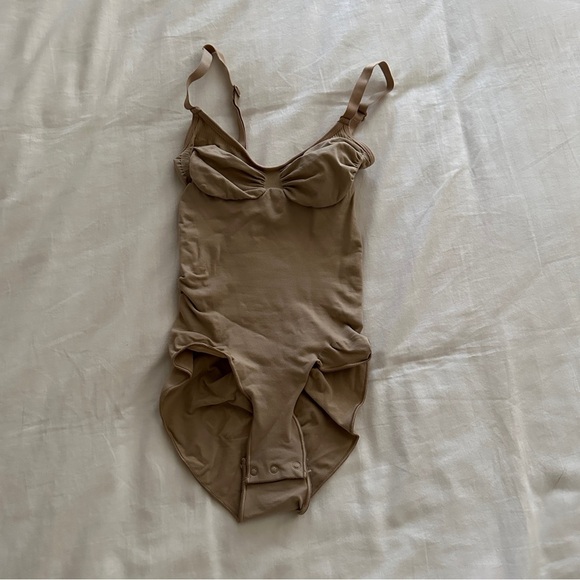 SKIMS Seamless Sculpt Solutionwear Shapewear Bodysuit Brief Snaps Nude Clay - Picture 4 of 7